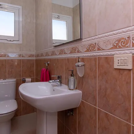 Avalon Lovely 3 Bedroom Private Heated Pool וילה *